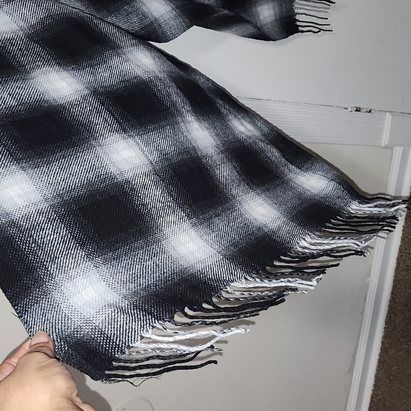 French Laundry One Size Shawl Poncho Body Scarf Checkered Shrug - Picture 3 of 4